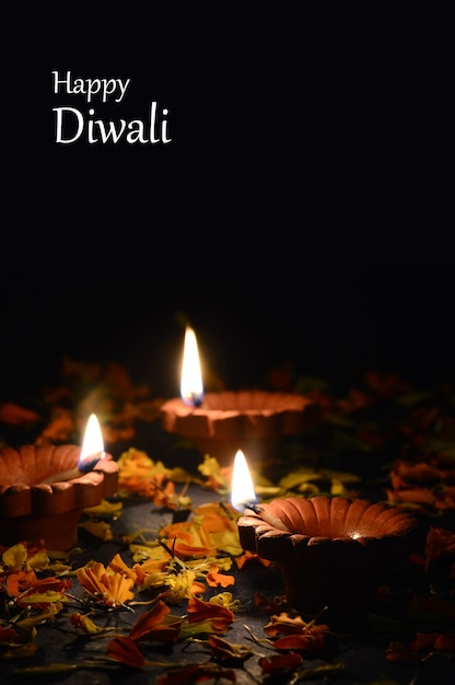 Podczas obchodów Diwali zapalono gliniane lampy diya. Greetings Card Design Indyjski Hinduski Festiwal Światła zwany Diwali