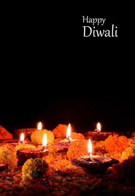 Podczas Obchodów Diwali Zapalono Gliniane Lampy Diya. Greetings Card Design Indyjski Hinduski Festiwal światła Zwany Diwali