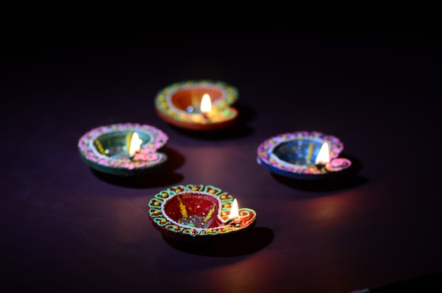 Podczas obchodów Diwali zapalono kolorowe gliniane lampki Diya. Greetings Card Design Indyjski Hinduski Festiwal Światła zwany Diwali.