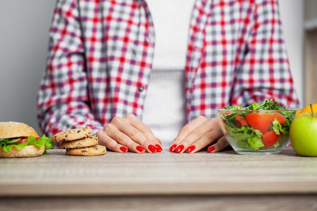 Podczas Sesji Dietetycznej Kobiety Wybierają Burger I Sałatkę