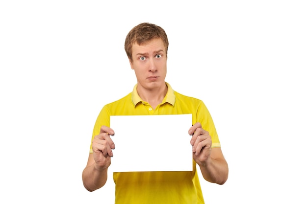 Zdjęcie podejrzany facet trzymający makieta pustego papieru arkusz papieru na białym tle