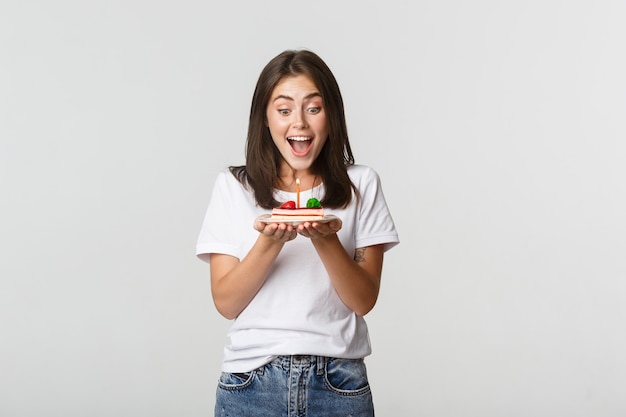 Podekscytowana Atrakcyjna Brunetka B-day Dziewczyna życzenia Na Tort Urodzinowy, Biały.