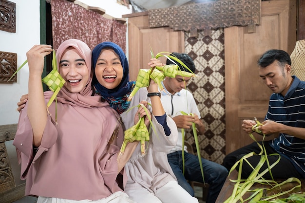 Podekscytowana Azjatycka Muzułmańska Kobieta Robi Ryż Ketupat Z Liściem Kokosa Podczas Ramadan Kareem Przygotowując Się Do Obchodów Eid Fitri Mubarak
