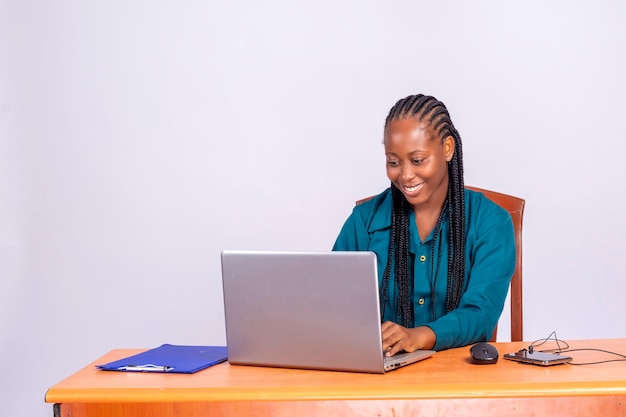 Podekscytowana młoda afrykańska kobieta biznesu, przedsiębiorca, korzystająca z urządzenia komputerowego, patrząc na pracę na ekranie...