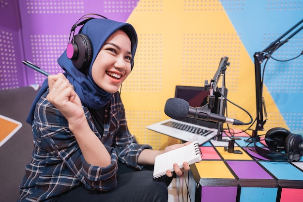 Podekscytowana Muzułmanka Nagrywa Podcast W Studio Na Laptopie