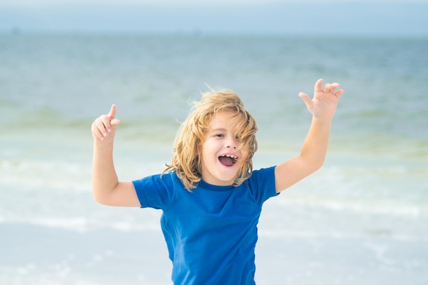 Podekscytowany dziecko biegające po morzu latem słodkie dziecko biegające po morzu zabawny ekspresyjny emocjonalny chłopiec ru