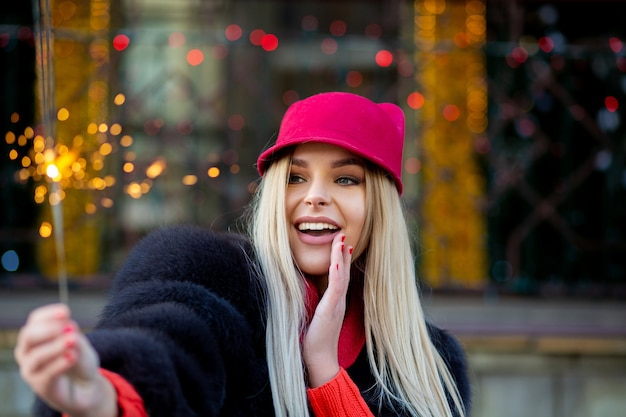 Podekscytowany Model Blondynka świętuje Nowy Rok Z Ognie Na Tle Bokeh. Miejsce Na Tekst