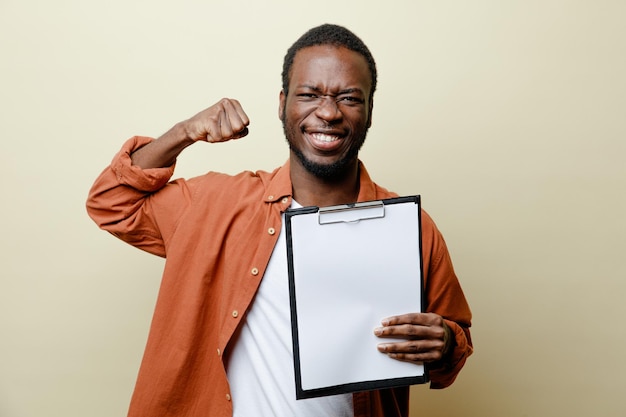 Podekscytowany Pokazując Gest Tak Młody Afroamerykanin Mężczyzna Trzymający Schowek Na Białym Tle