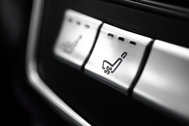 Podgrzewane fotele przyciski wewnątrz samochodu Panel sterowania przyciskami ogrzewania fotela w luksusowym samochodzie zbliżenie widoku zdjęcia