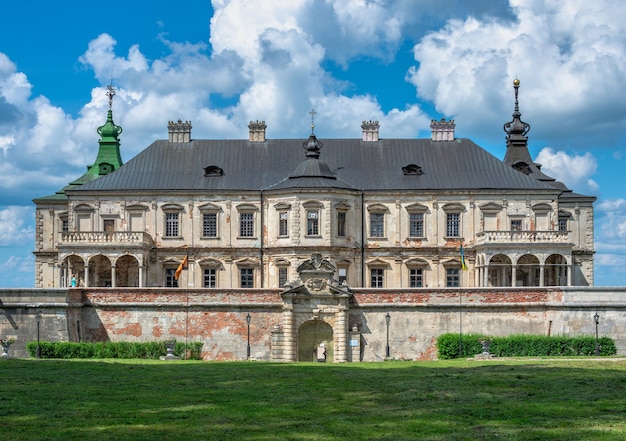 Podhorce, Ukraina 06.07.2021. Zamek w Podhorcach w obwodzie lwowskim na Ukrainie w słoneczny letni dzień