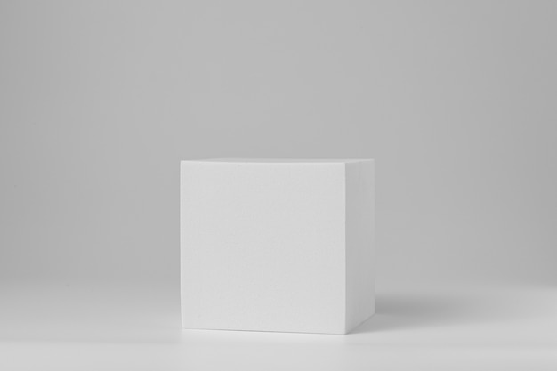 Podium w kształcie geometrii do prezentacji makiety w szarym kolorze i minimalistycznym stylu z przestrzenią do kopiowania, abstrakcyjnym wzorem tła. Pusty produkt półka stojący tło.
