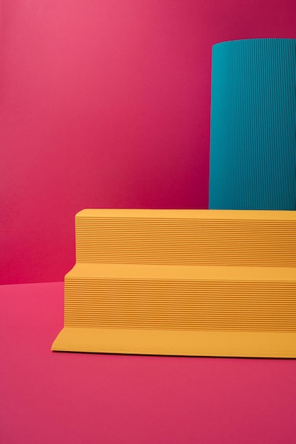 Zdjęcie podium z żółtego papieru z niebieską kolumną na purpurowym tle minimalna koncepcja