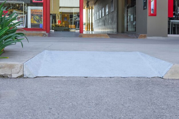 Zdjęcie podjazd dla wózków inwalidzkich w dziennej koncepcji centrum handlowego z dostępnymi lokalizacjami