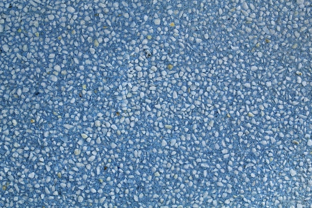 Podłoga betonowa z wstawionymi małymi kamieniami naturalnymi. Małe kamyczki teksturowanej tło. dekoracyjny rou