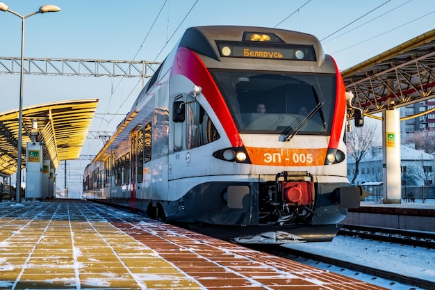 Podmiejski pociąg elektryczny Stadler odjeżdża ze stacji Masyukovshchina w Mińsku