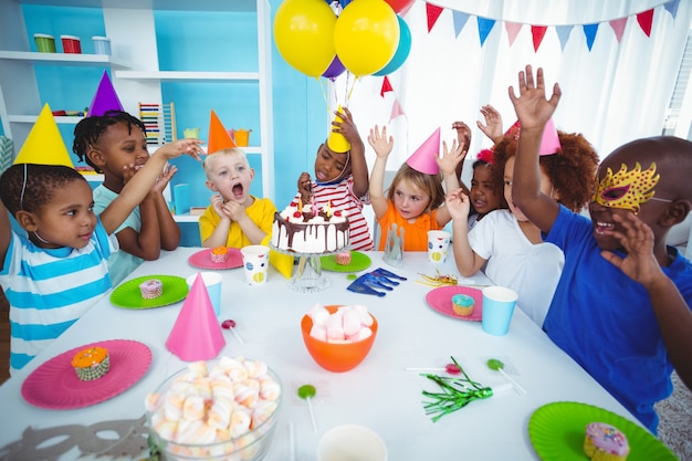 Podniecony dzieci korzystających z przyjęcia urodzinowego