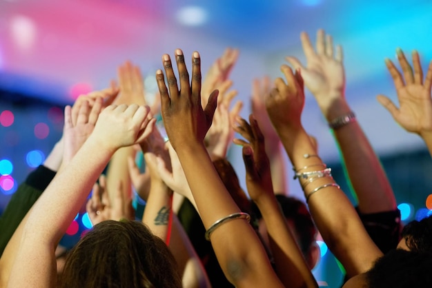 Podnieś dach Ujęcie grupy przyjaciół tańczących z podniesionymi rękami w nocnym klubie