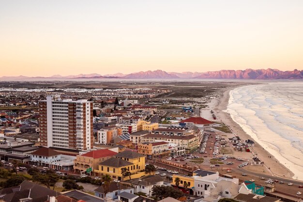 Podniesiony panoramiczny widok na plażę Muizenberg Kapsztad o zachodzie słońca