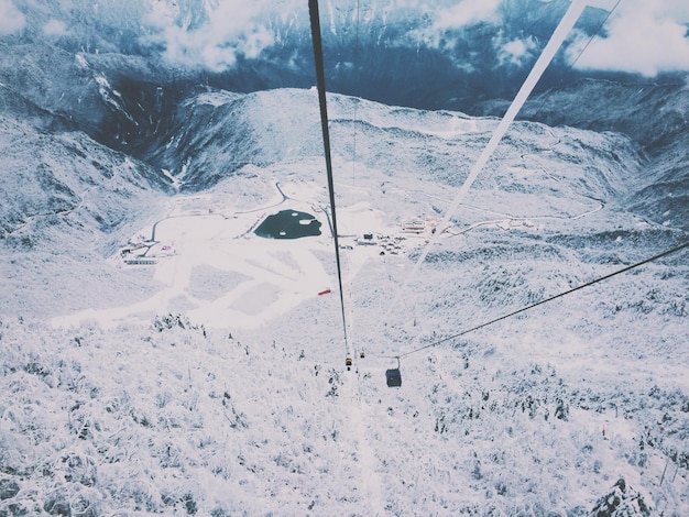 Zdjęcie podnośniki narciarskie na pokrytych śniegiem górach