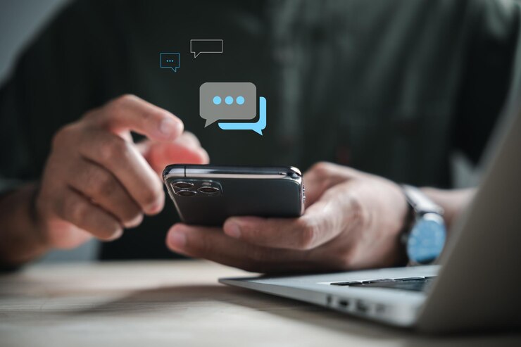 Zdjęcie podnoszenie nowoczesnych paradygmatów biznesu laptop i smartfon biznesmena przekraczają konwencje podnosząc media społecznościowe sns marketing online na nowe szczyty latarnia epoki cyfrowej