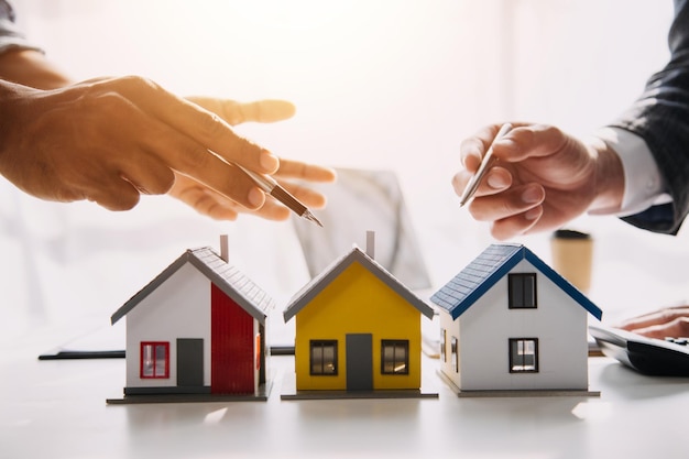 Podpisanie umowy biznesowej Kup sprzedaj agenta ubezpieczeniowego domu analizującego kredyt inwestycyjny w domu Koncepcja nieruchomości