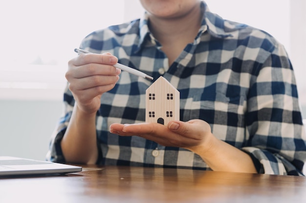 Podpisywanie umów sprzedaży domu i ubezpieczenia z agentami nieruchomości podpisywanie umów w celu poznania warunków kupna i sprzedaży domów oraz pomysłów na podpisywanie umów dotyczących nieruchomości