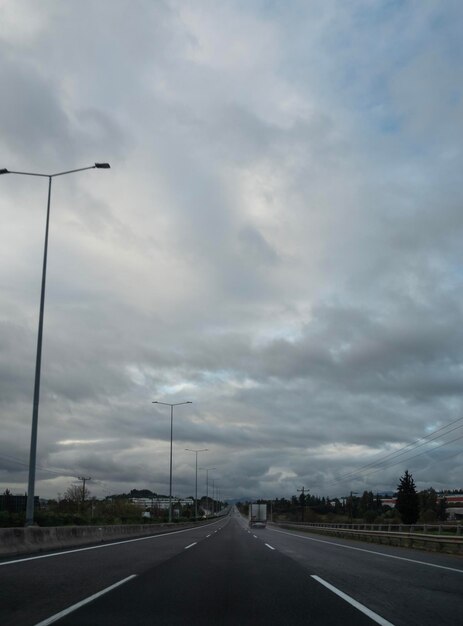 Podróż autostradą E75 z Aten w złą pogodę