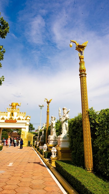 Zdjęcie podróż budda tajlandia starożytne miasto muangboran bangkok pattaya pagoda z błękitnym niebem