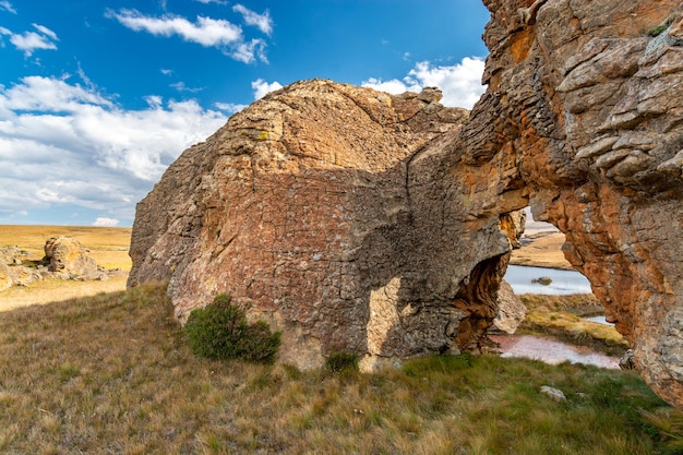 Podróż do naturalnego łuku Lesotho utworzonego przez erozję w Parku Narodowym Sehlabathebe