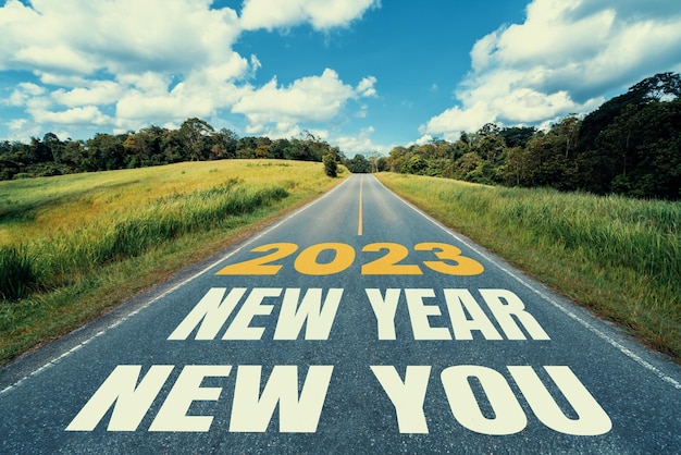 Zdjęcie podróż drogową na nowy rok 2023 i koncepcja wizji przyszłości krajobraz przyrody z autostradą prowadzący do szczęśliwego świętowania nowego roku na początku 2023 roku dla świeżego i udanego początku