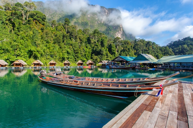 Zdjęcie podróż przez małe łódki, obszar zapory ratchaprapha w prowincji surat thani, tajlandia.