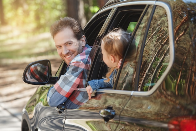 Podróż samochodem rodzina jeździ razem ojciec i córka wychylają się z okna