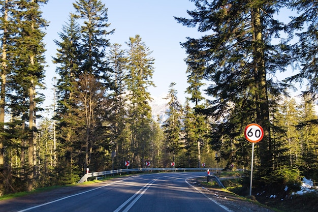 Podróż samochodem Trasa w górach przez las Tatry Polskie