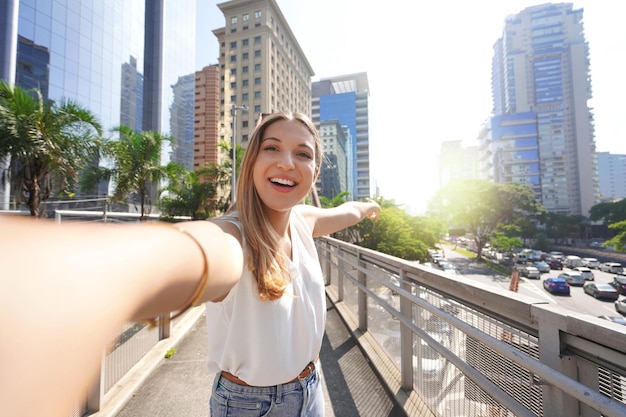 Podróż w Sao Paulo Brazylia Piękna uśmiechnięta dziewczyna bierze autoportret w zrównoważonej metropolii Sao Paulo w Brazylii