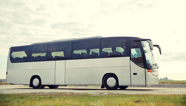 podróże, turystyka, podróże drogowe i transport pasażerski - autobus wycieczkowy jadący na zewnątrz