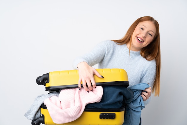 Podróżna kobieta z walizką pełną ubrań