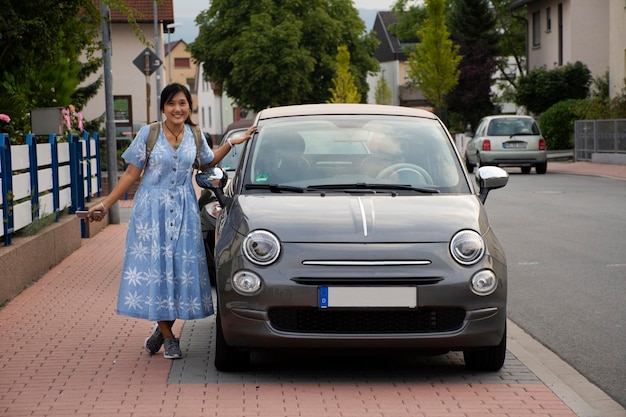 Podróżni tajska kobieta podróżują i pozują z klasycznym samochodem obok drogi w wiosce Sandhausen 25 sierpnia 2017 r. w Heidelbergu w Niemczech