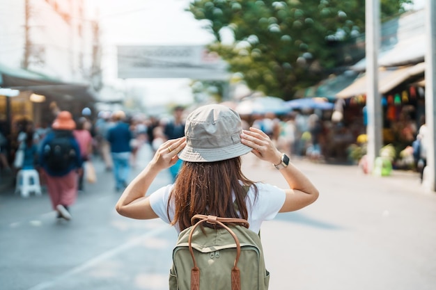 Podróżniczka odwiedzająca Bangkok Turystka z plecakiem i kapeluszem zwiedzająca weekendowy targ Chatuchak i popularne atrakcje w Bangkoku Tajlandia Koncepcja podróży w Azji Południowo-Wschodniej