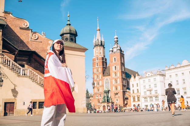 Podróżniczka Okryta Polską Flagą W Centrum Krakowa