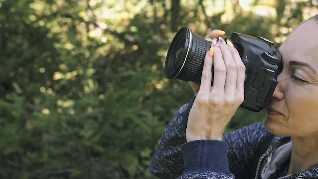 Podróżnik fotografujący malowniczy widok w lesie Jedna kaukaska kobieta