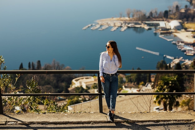 Podróżnik na szczycie Monte San Salvatore w Lugano w Szwajcarii.