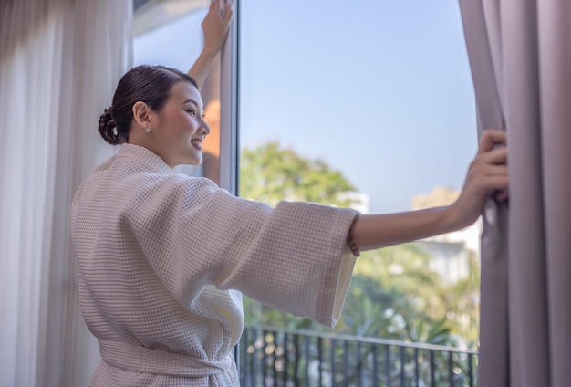 Podróżnik piękna azjatycka kobieta uśmiechnąć się, aby spojrzeć tam zostać w pobliżu drzwi w pokoju hotelowym