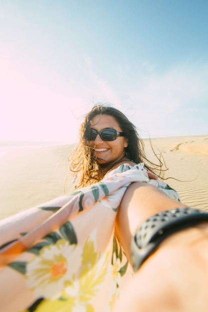 Podróżnik robi selfie w sieciach społecznościowych, pokazując miejsce, w którym się znajdujeBalandra Beach Baja California Sur