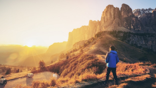 Podróżnik wędrujący zapierający dech w piersiach krajobraz Dolomitu