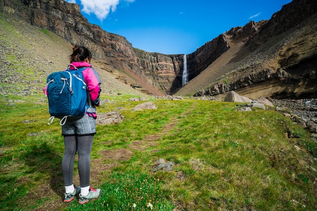 Podróżnik wycieczkuje przy Hengifoss siklawą, Iceland.