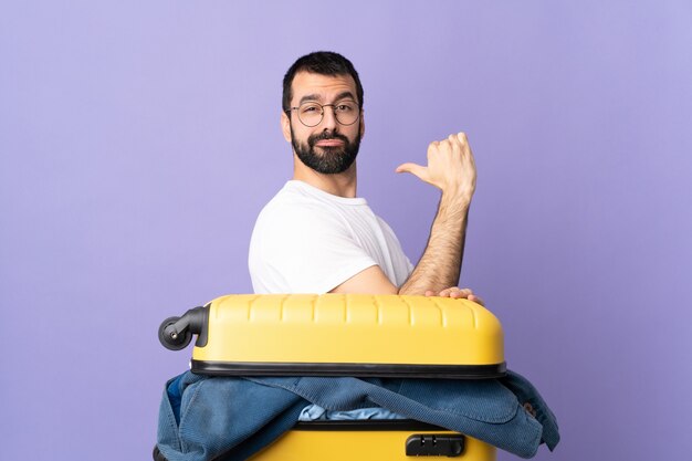 Podróżny mężczyzna pakujący walizkę