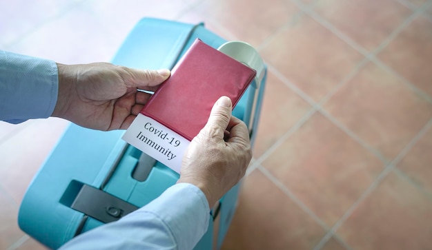 Podróżny posiadający paszport z etykietą Covid19 Immunity wewnątrz