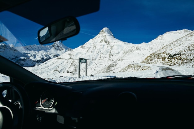 Podróżowanie samochodem w zimowe góry. Widok z samochodu, Zabljak.