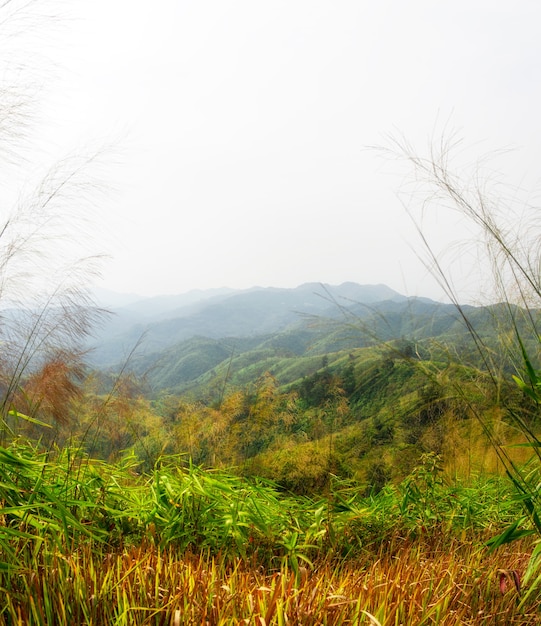 Podróżuj po górach „Khao Chang Phuak Mountain” Kanchanaburi w Tajlandii