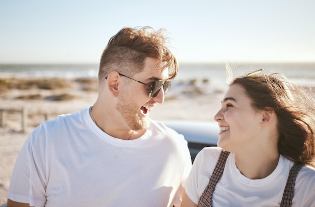 Podróżuj po plaży i wakacjach latem ze szczęśliwą parą, uśmiechaj się, kochaj i śmiej się nad oceanem nad morzem Szczęśliwy francuski mężczyzna i kobieta cieszą się egzotycznym miesiącem miodowym, bawiąc się na morskich tropikalnych wakacjach